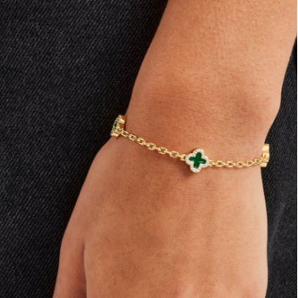 Armband mit Rolo-Gliedern und Edelsteinen in grünem Emaille-Motiv