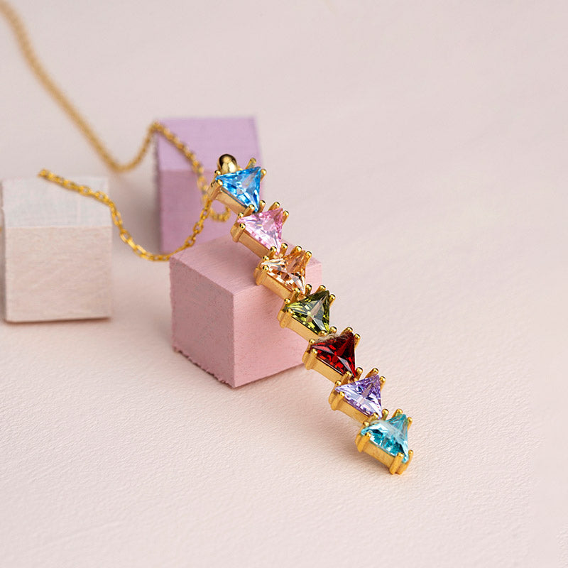 Spezialisiert auf Halsketten mit Geburtssteinen für Familien