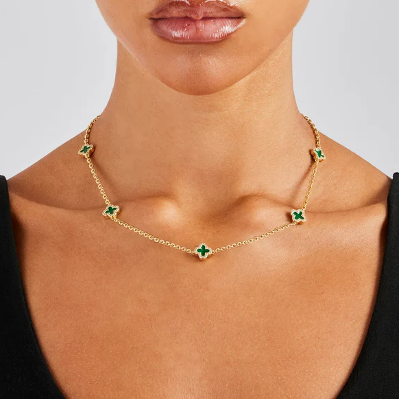 Halskette mit Rolo-Edelsteinen und grünem Emaille-Motiv