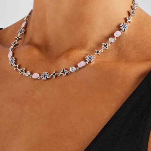 Halskette mit polierten Edelsteinen und gemischten Motiven in Rosa