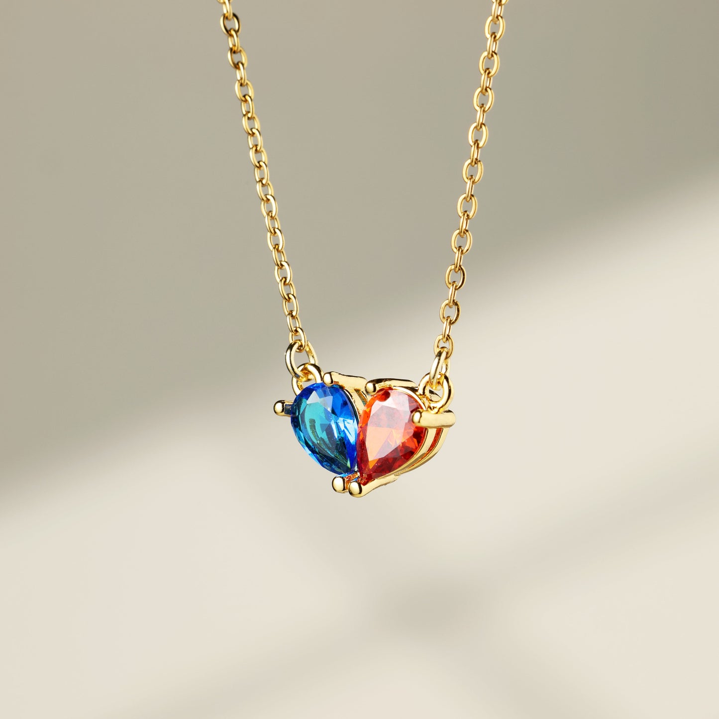 Passende Herz-Halskette mit Geburtssteinen für Verliebte