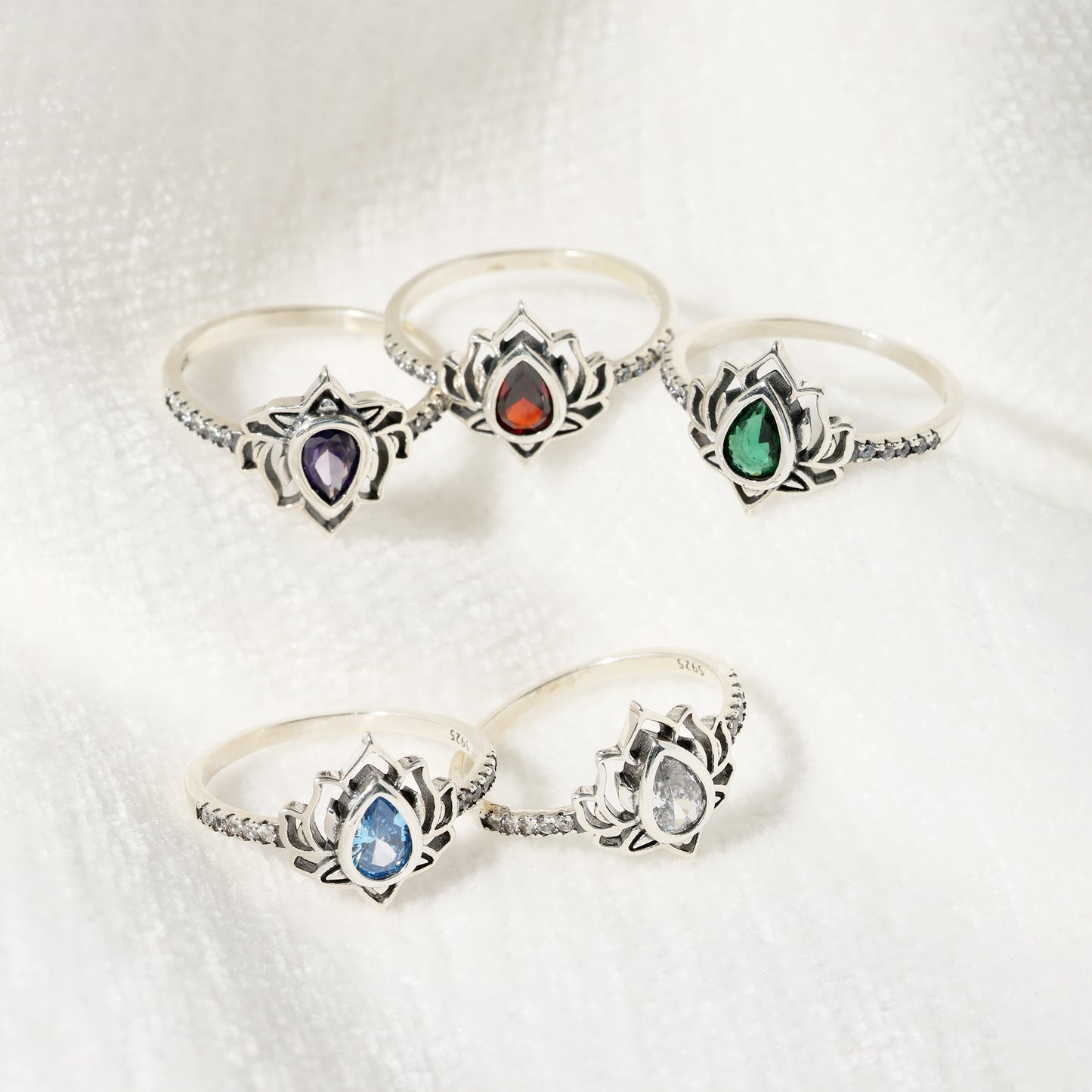 Lotusförmiger Edelsteinring