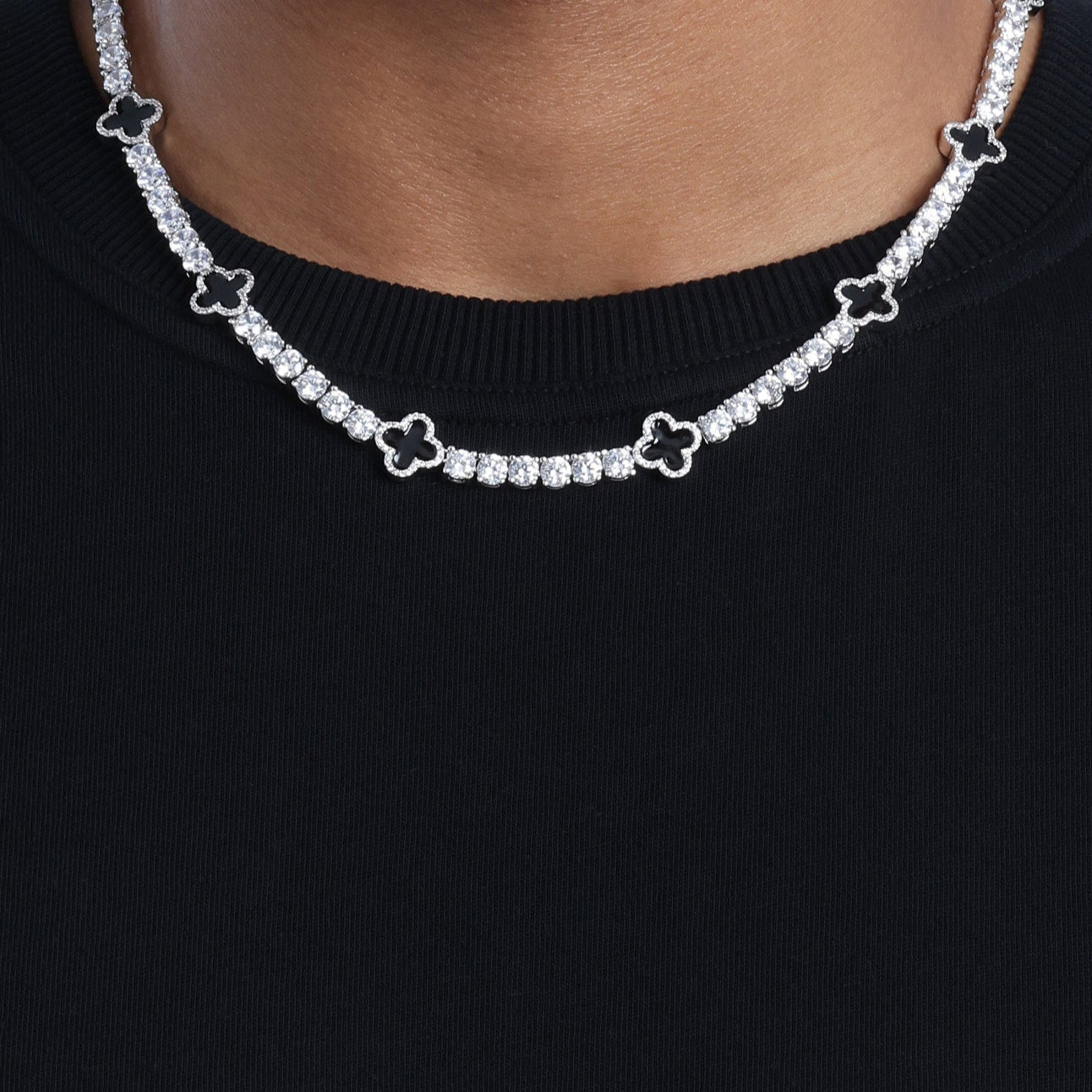 Halskette mit Tennis-Edelsteinen und schwarzem Motiv