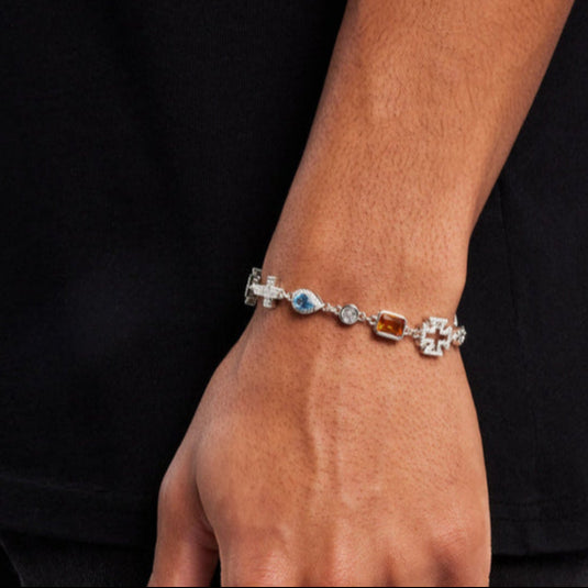 Armband mit mehreren Edelsteinen und Kreuz