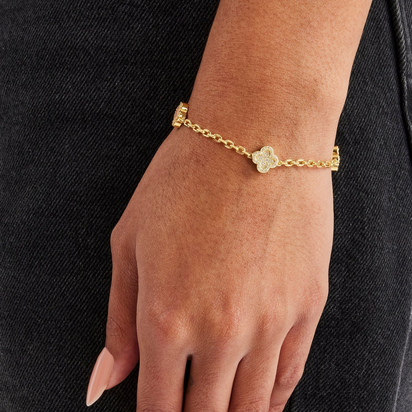 Armband aus rosa Achat und Rolo-Edelsteinen mit Eismotiv