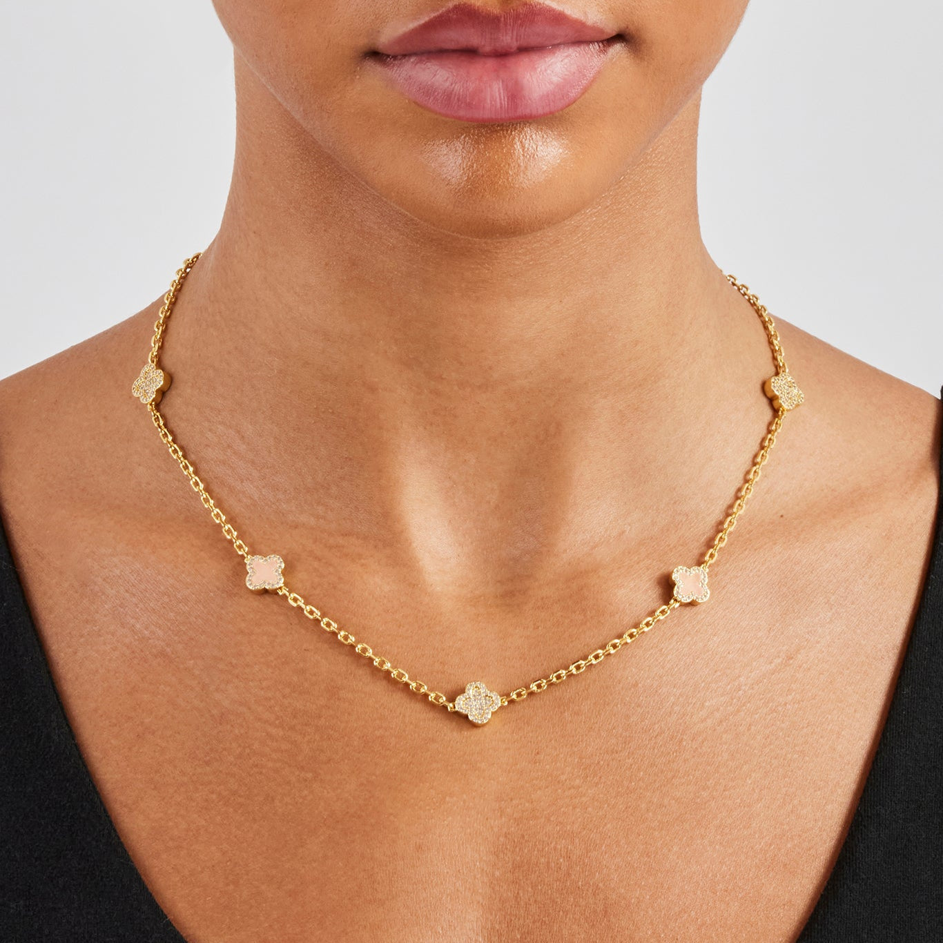 Halskette mit Rolo-Edelsteinen aus rosa Achat und Eismotiv