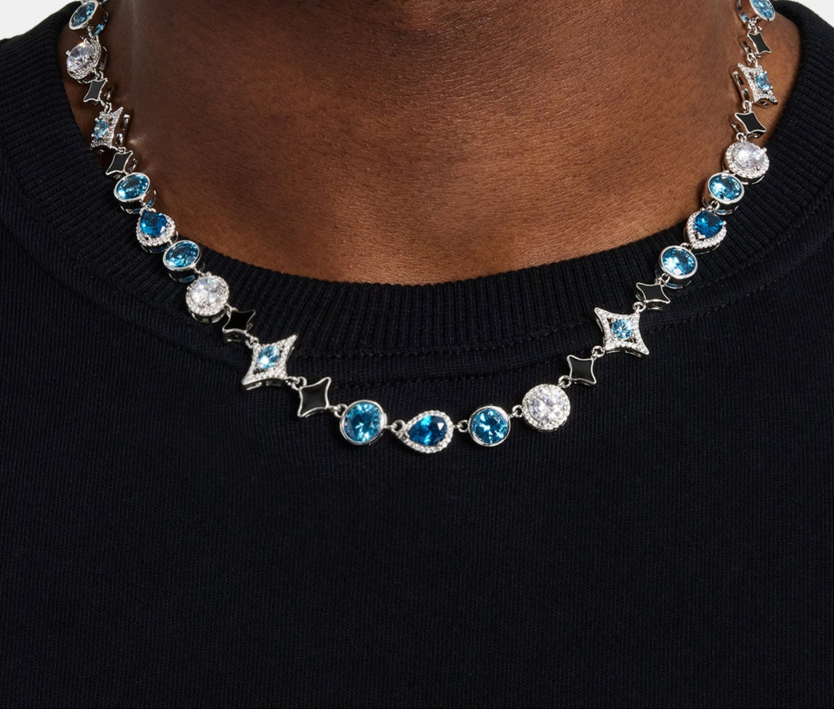 Halskette mit blauen und mehreren Edelsteinen und Sternmotiv