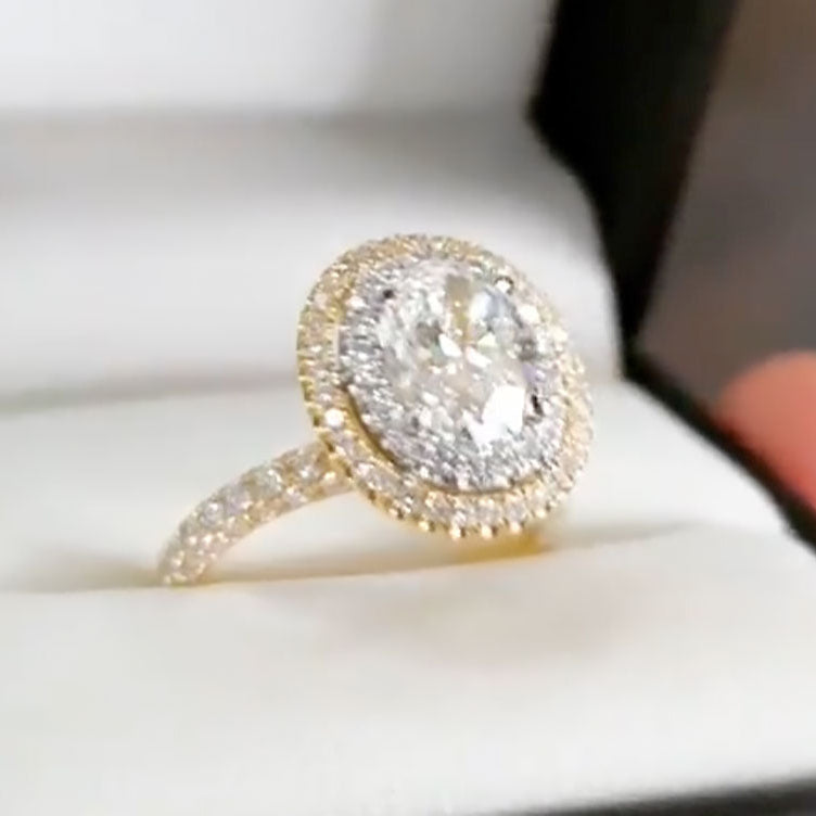 Zweifarbiger Ring mit doppeltem Halo-Ovalschliff