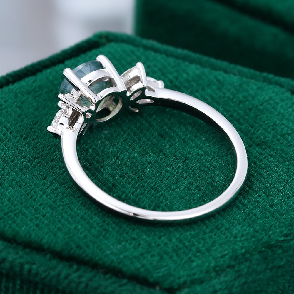 Verlobungsring aus Moosachat im Rundschliff mit Marquise-Moissanit-Cluster