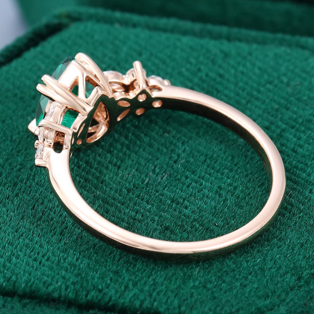 Birnenförmiger Labor-Smaragd mit Moissanit-Blüten-Verlobungsring