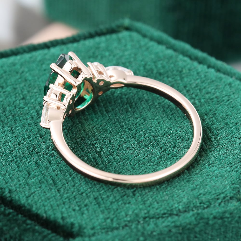 Verlobungsring mit Smaragd im Birnenschliff, klassischer Ring mit Seitensteinen