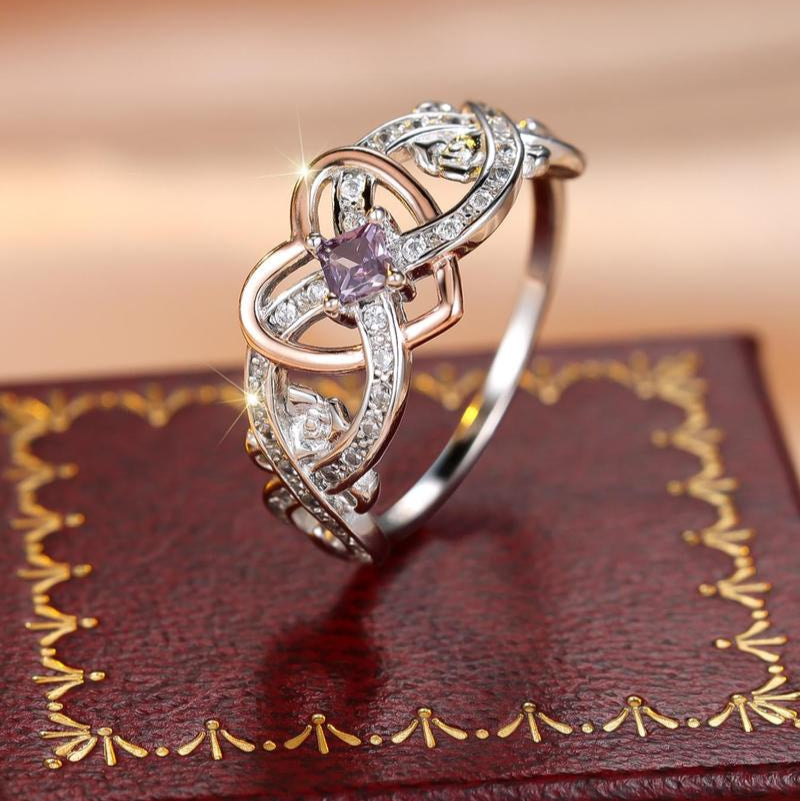 Silberner eleganter Ring mit Strassverzierung