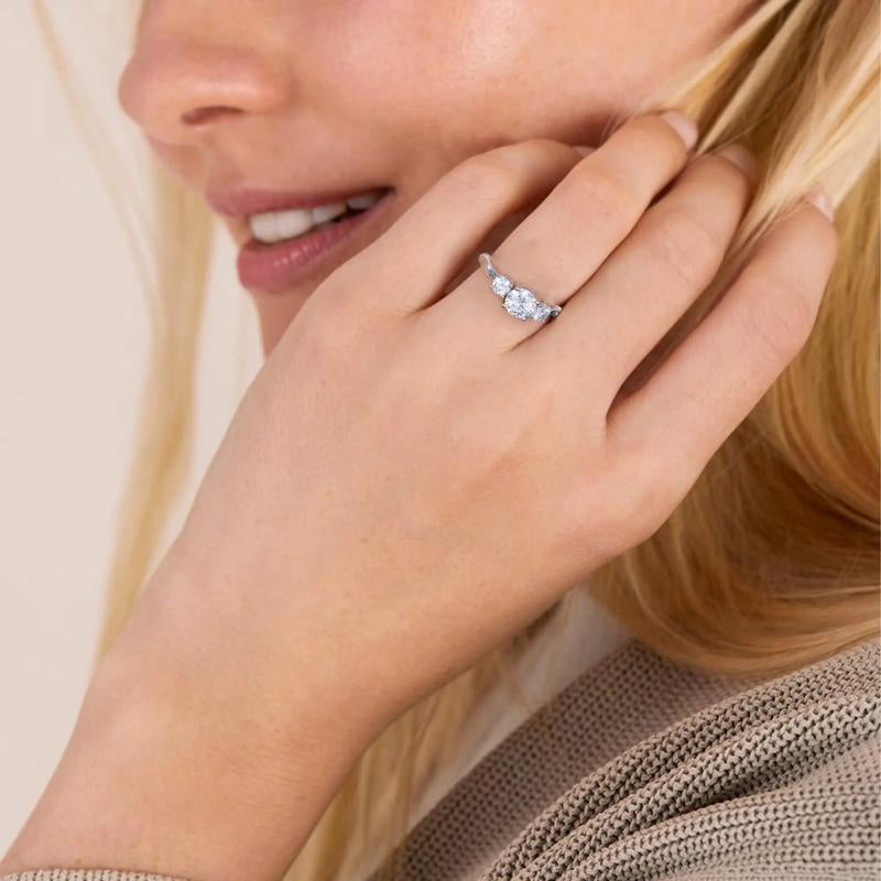 3-Stein-Ring mit synthetischem Moissanit