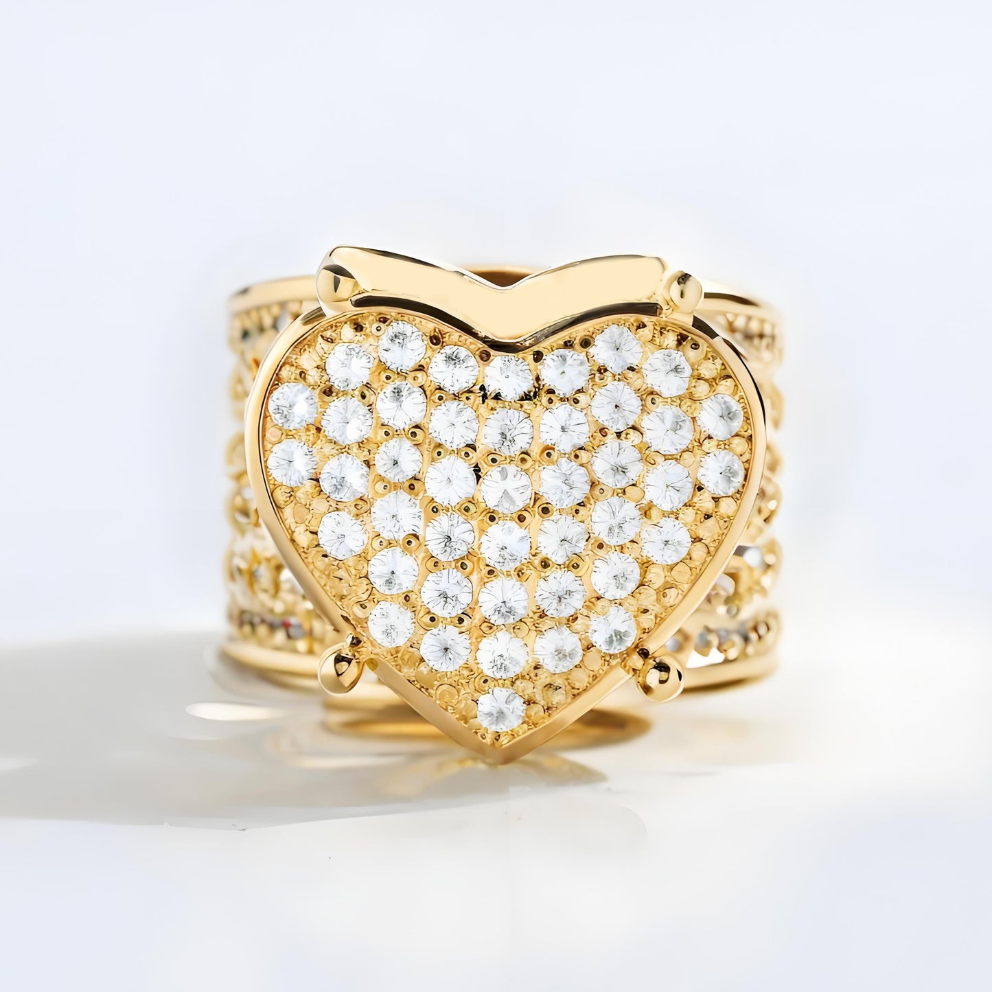 Handgefasstes silbernes herzförmiges Ringset