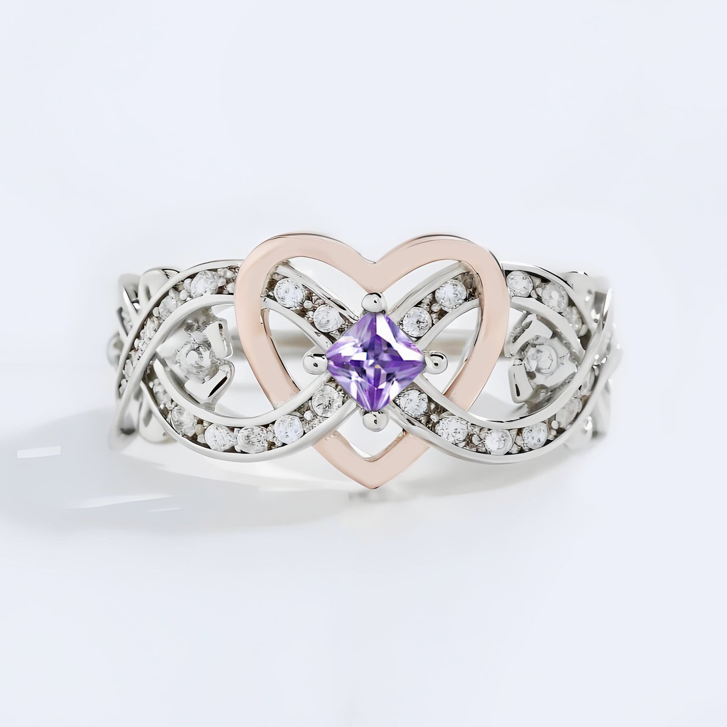 Silberner eleganter Ring mit Strassverzierung