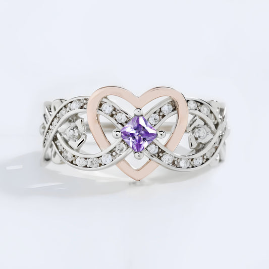 Silberner eleganter Ring mit Strassverzierung