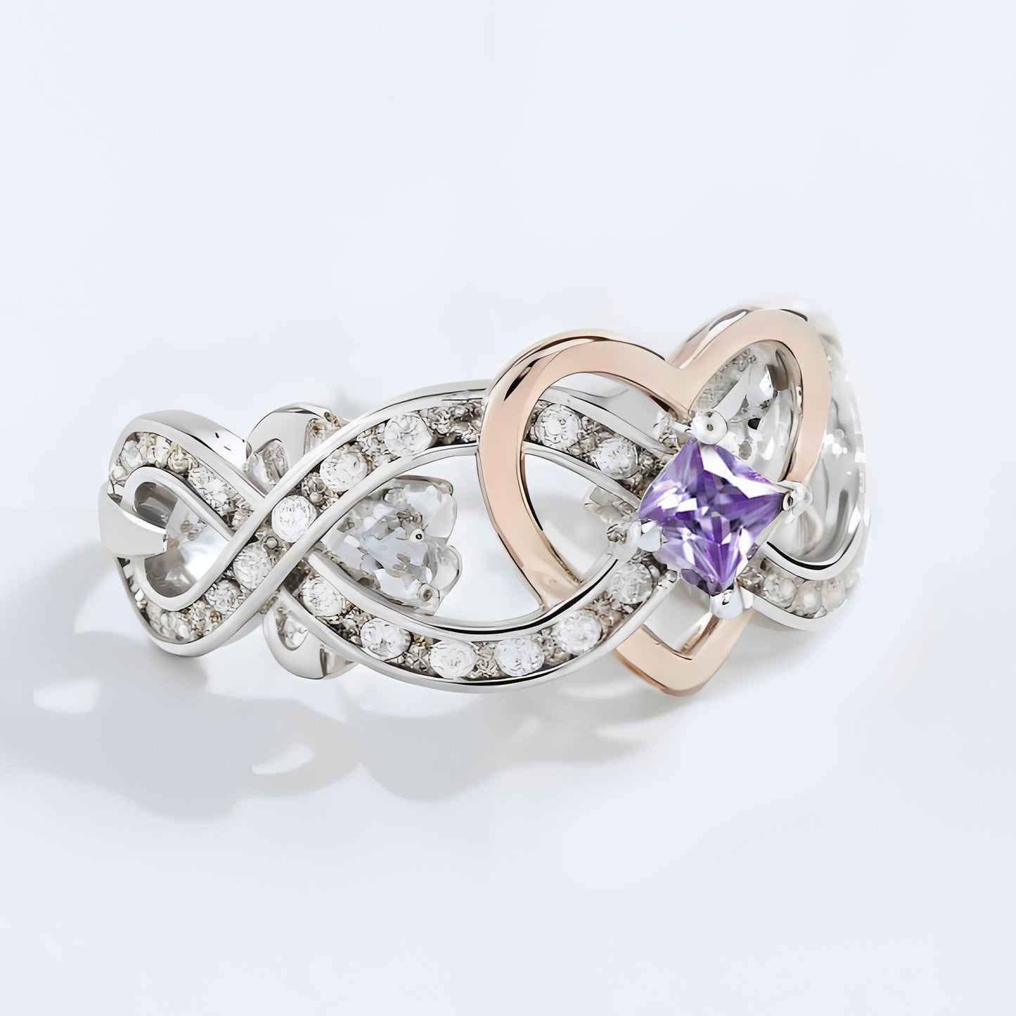 Silberner eleganter Ring mit Strassverzierung