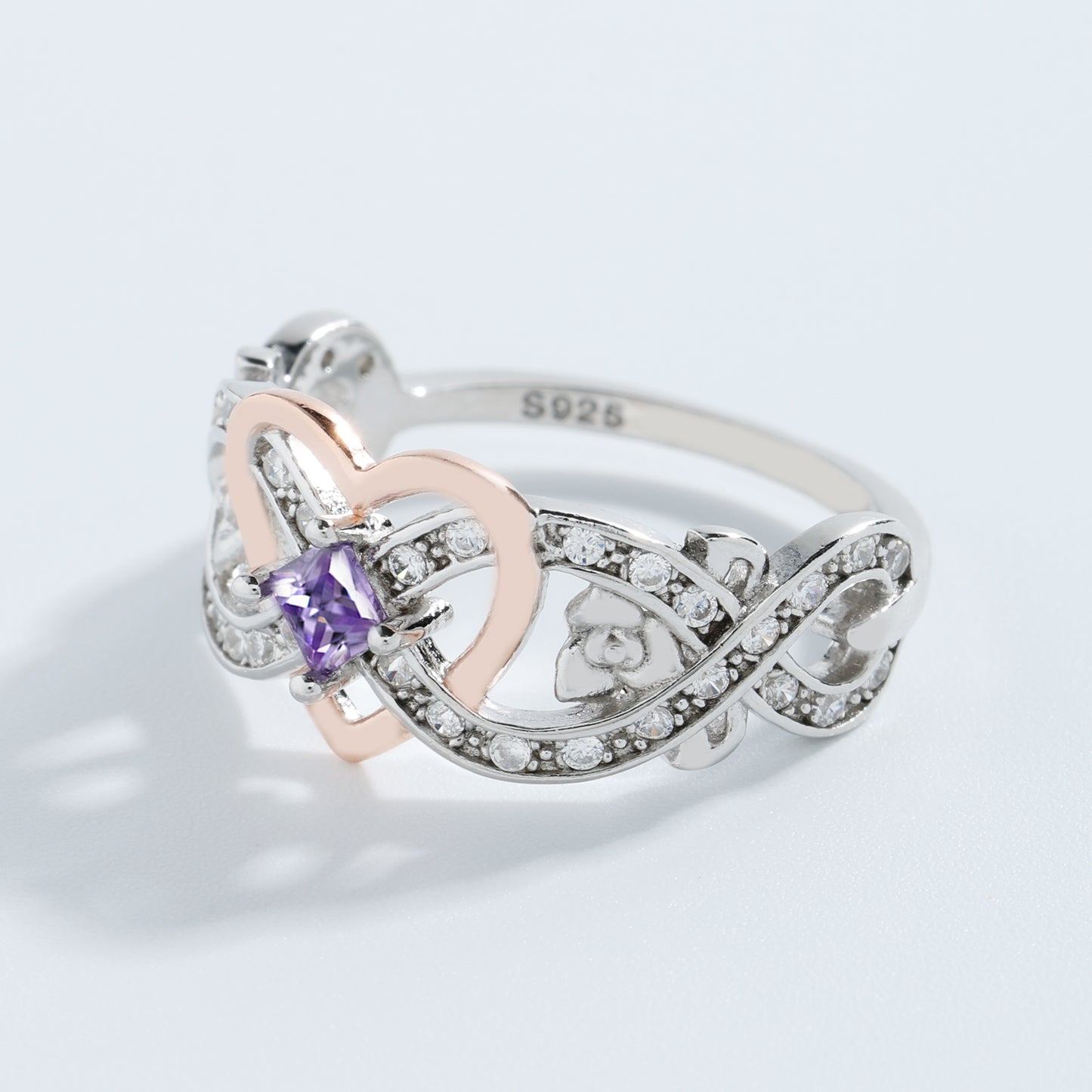 Silberner eleganter Ring mit Strassverzierung