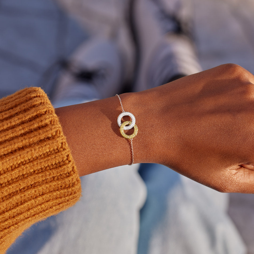Personalisiertes Armband mit verbundenen Kreisen und Geburtssteinen
