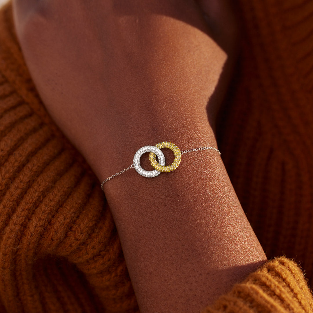 Personalisiertes Armband mit verbundenen Kreisen und Geburtssteinen