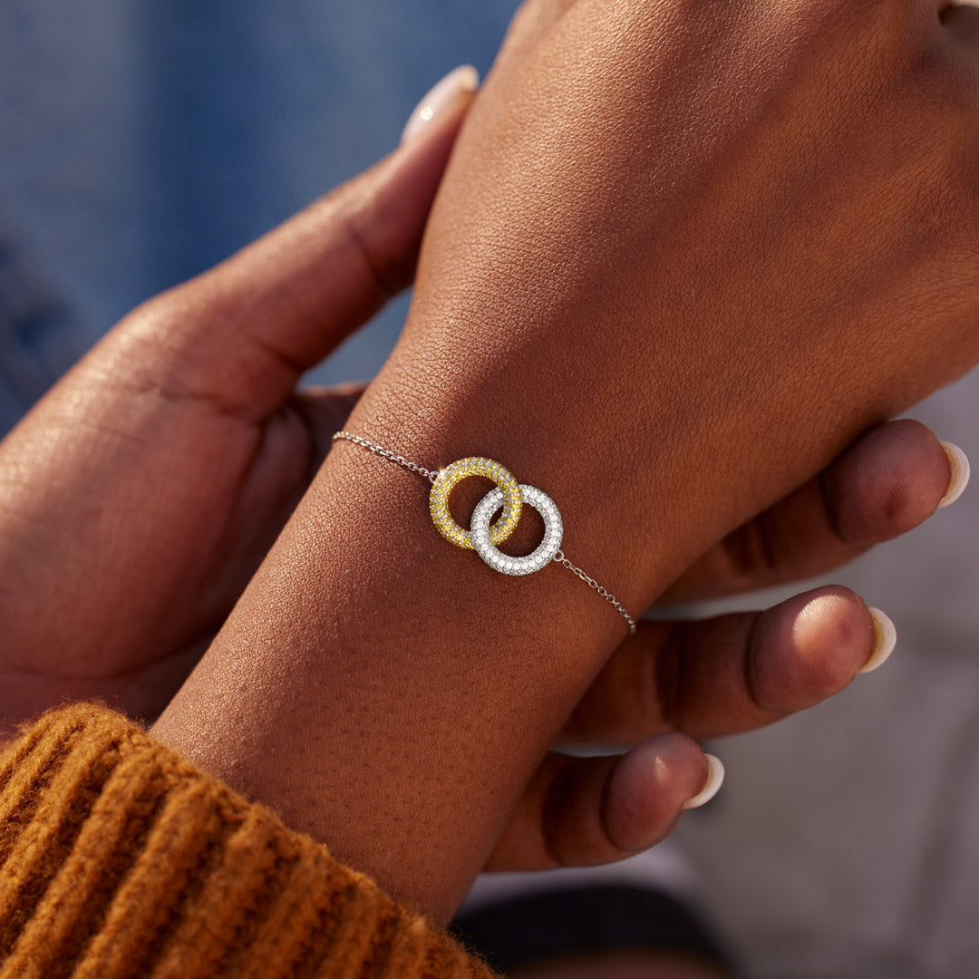 Personalisiertes Armband mit verbundenen Kreisen und Geburtssteinen