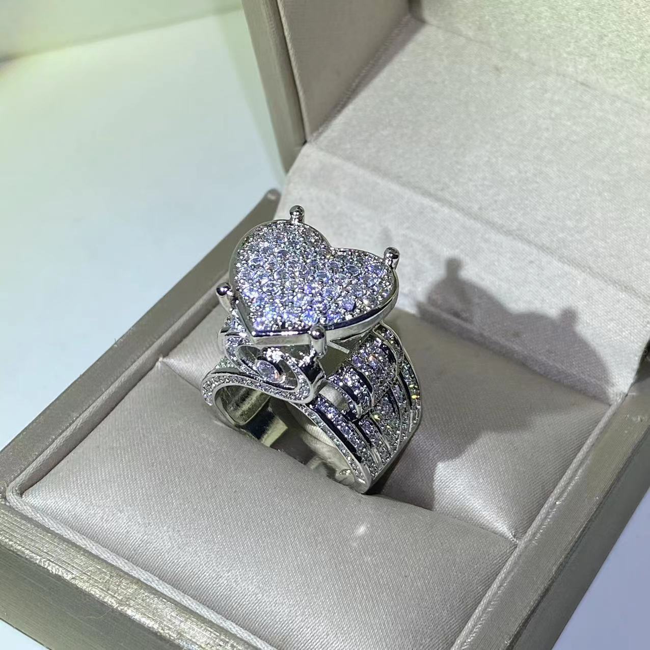 Handgefasstes silbernes herzförmiges Ringset