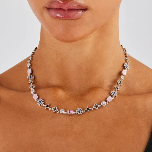 Halskette mit polierten Edelsteinen und gemischten Motiven in Rosa