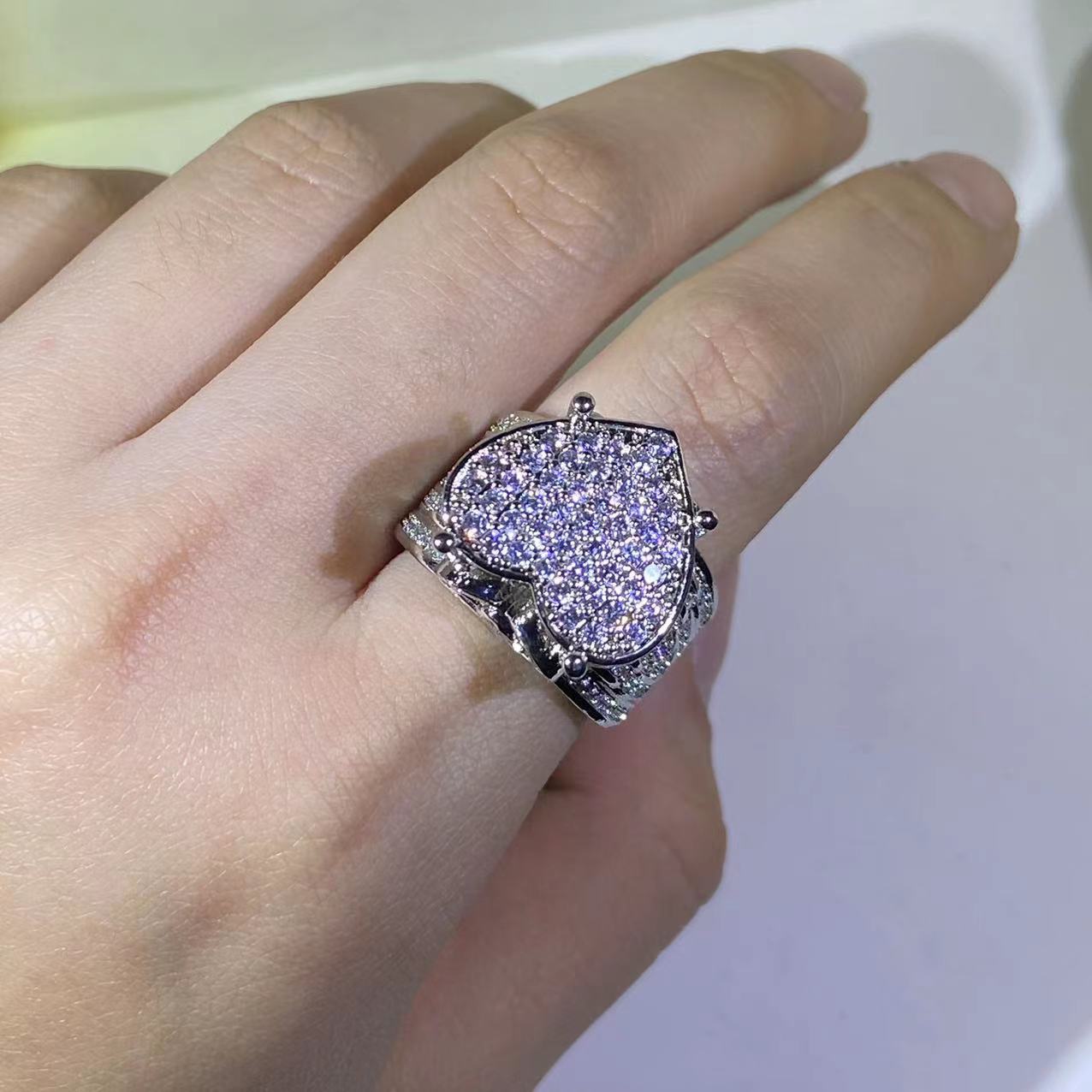 Handgefasstes silbernes herzförmiges Ringset