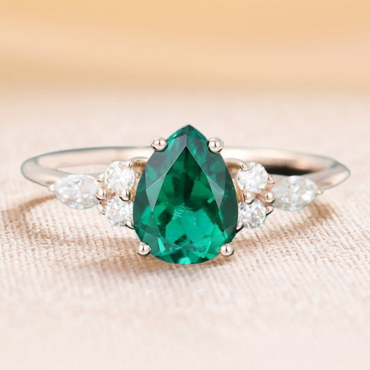 Verlobungsring mit Smaragd im Birnenschliff, klassischer Ring mit Seitensteinen
