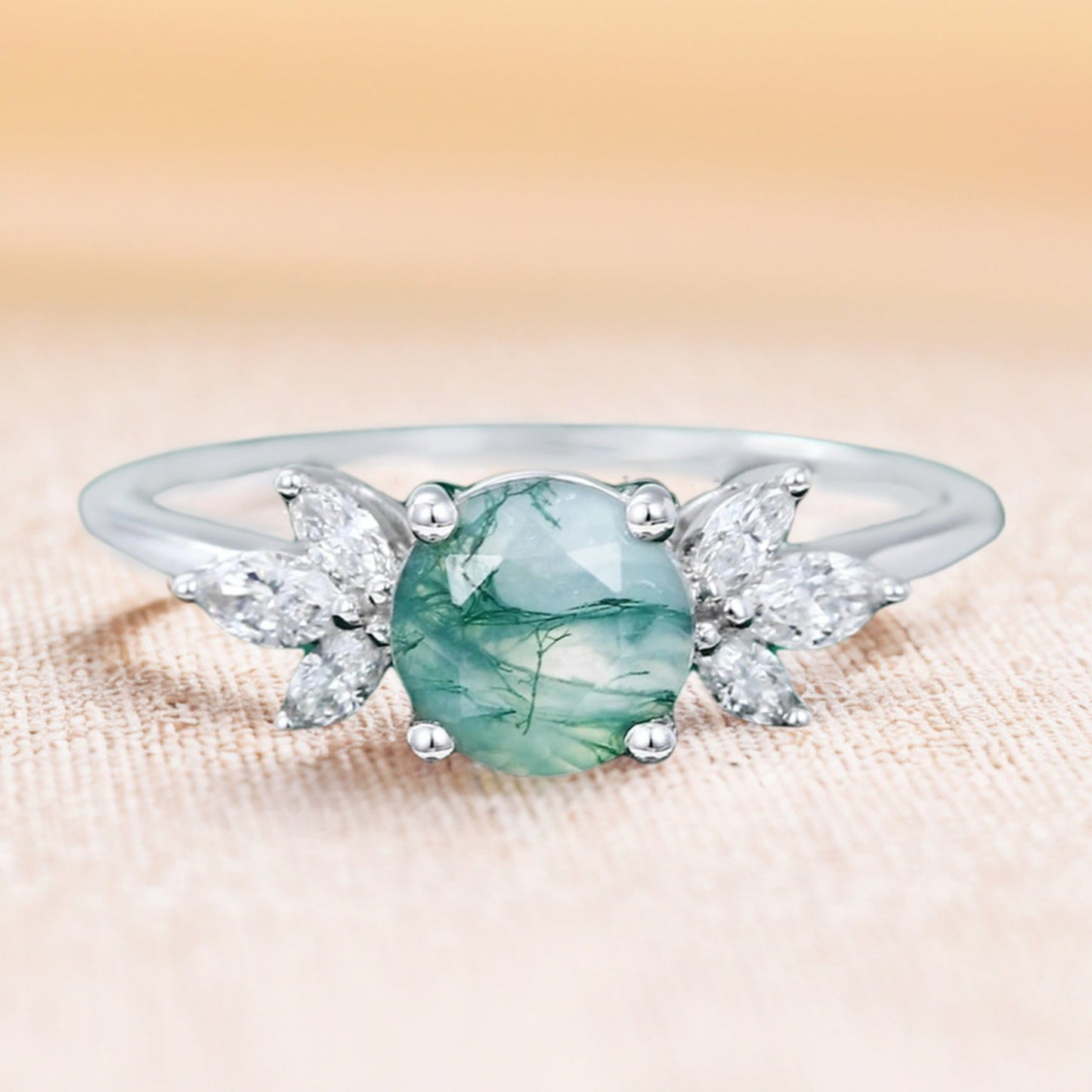 Verlobungsring aus Moosachat im Rundschliff mit Marquise-Moissanit-Cluster