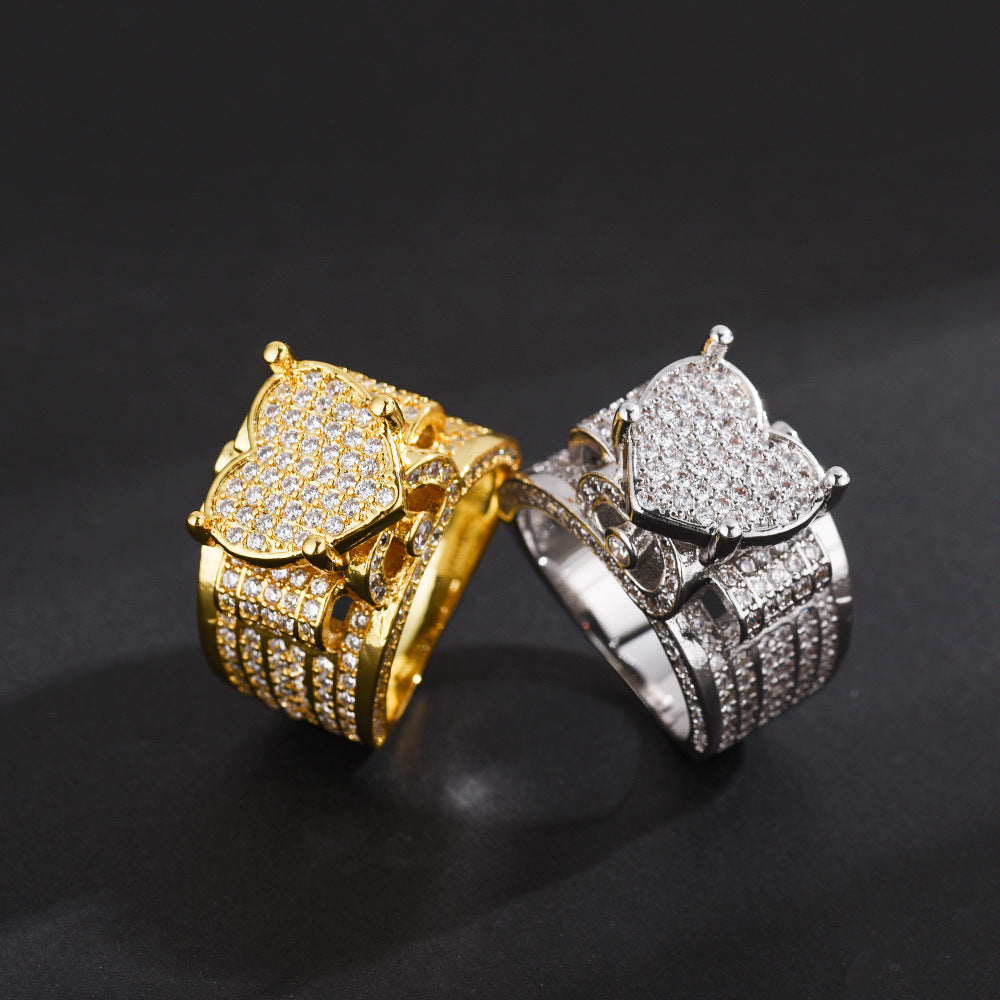 Handgefasstes silbernes herzförmiges Ringset