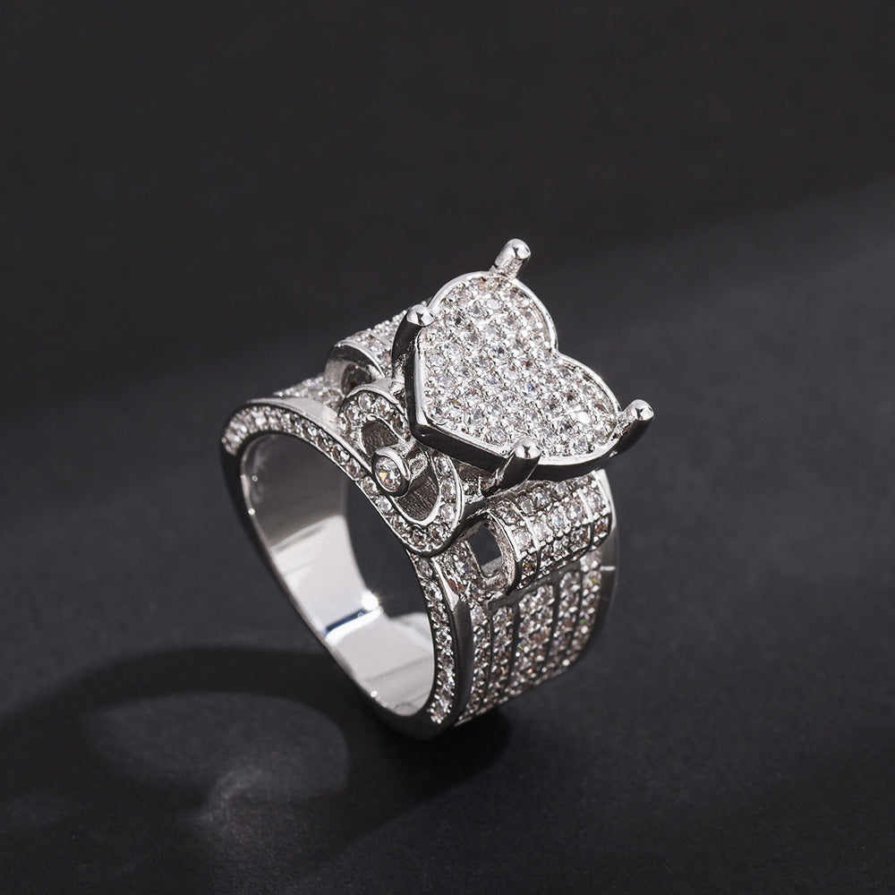 Handgefasstes silbernes herzförmiges Ringset