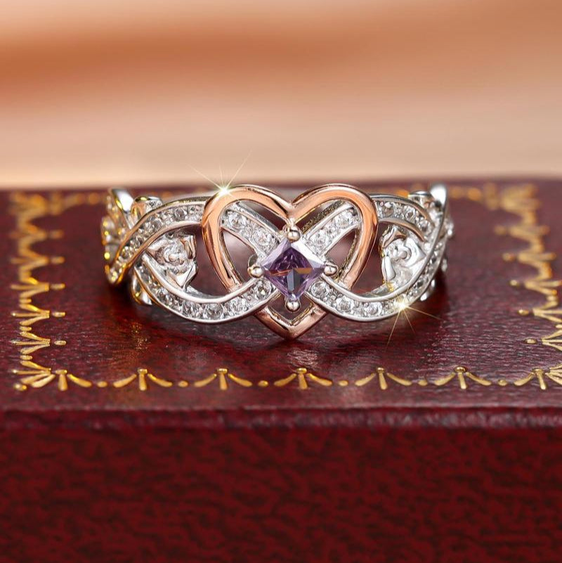 Silberner eleganter Ring mit Strassverzierung