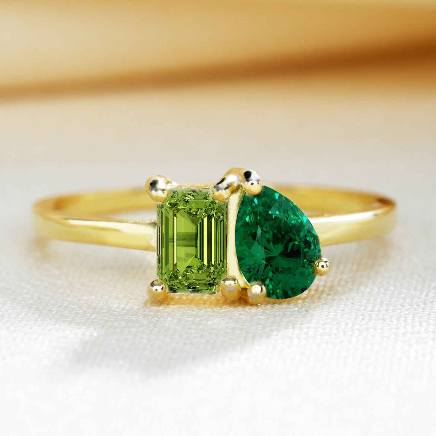 Bezaubernder Ring mit zwei Geburtssteinen