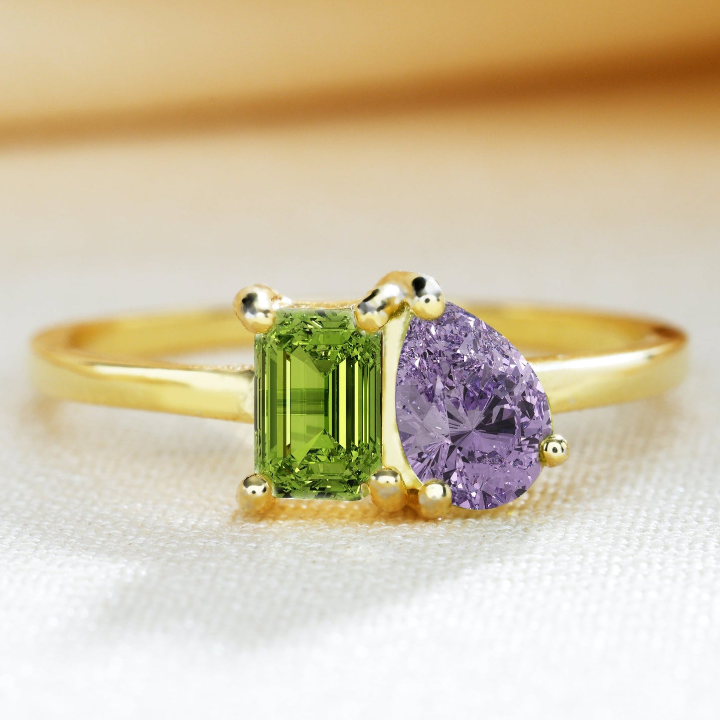 Bezaubernder Ring mit zwei Geburtssteinen