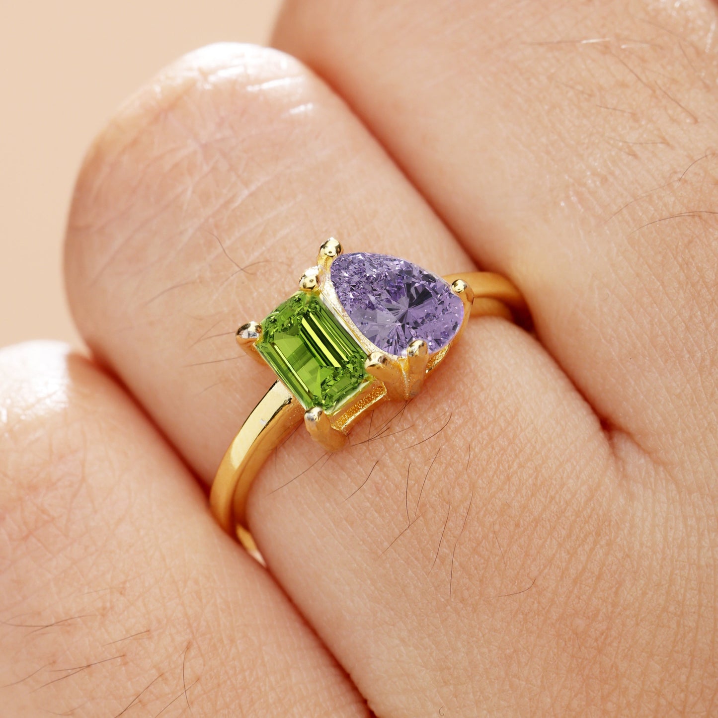 Bezaubernder Ring mit zwei Geburtssteinen