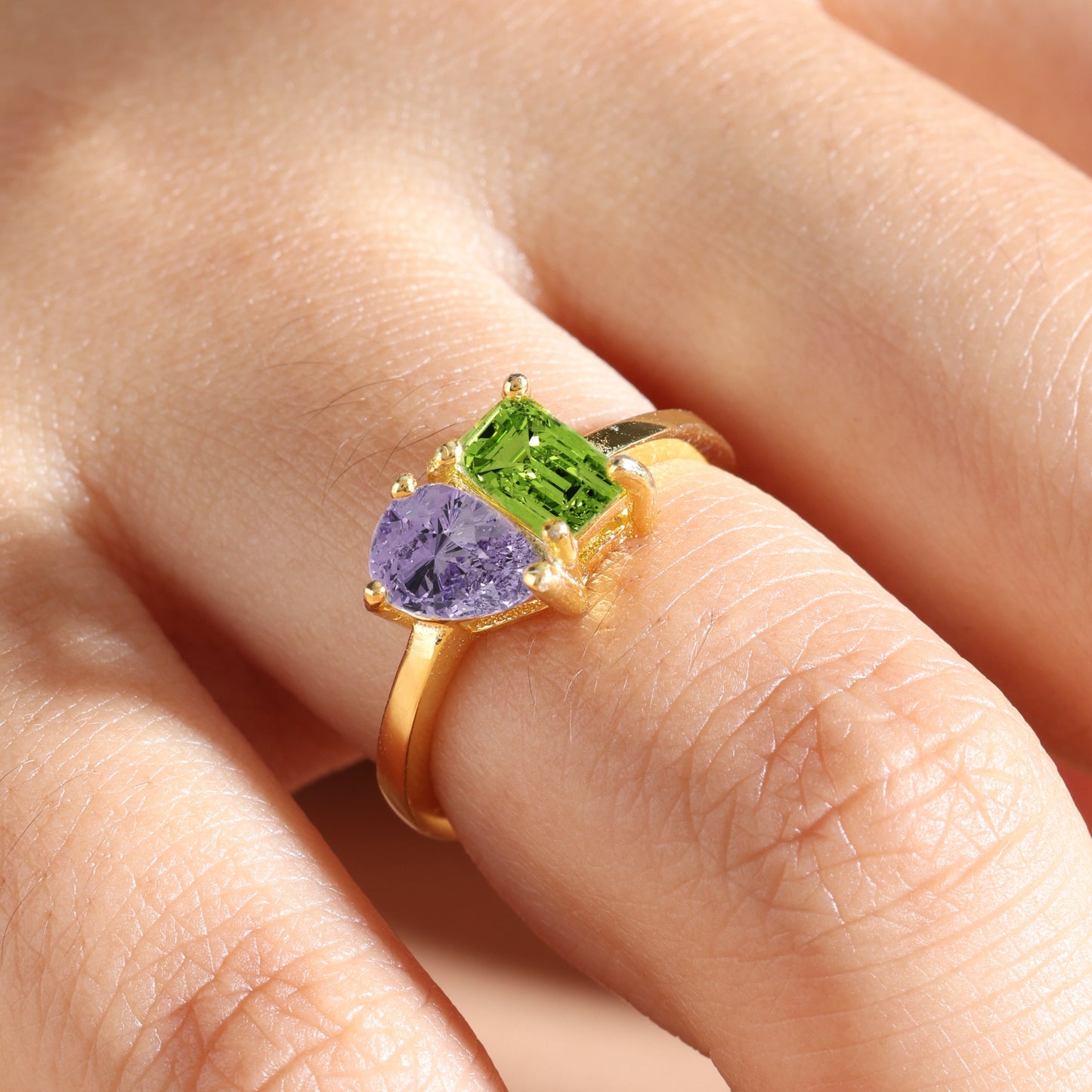 Bezaubernder Ring mit zwei Geburtssteinen