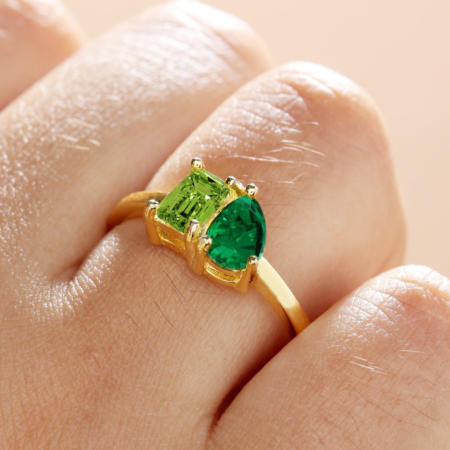Bezaubernder Ring mit zwei Geburtssteinen