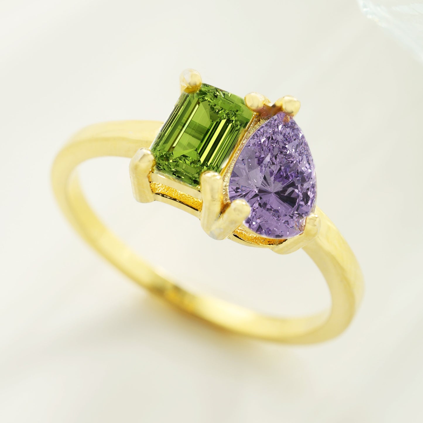 Bezaubernder Ring mit zwei Geburtssteinen
