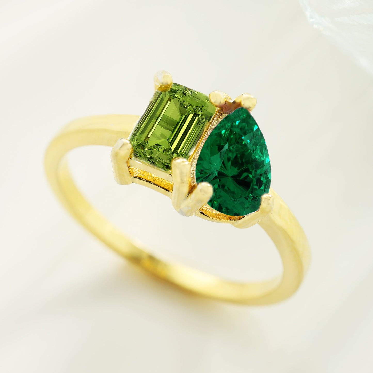 Bezaubernder Ring mit zwei Geburtssteinen