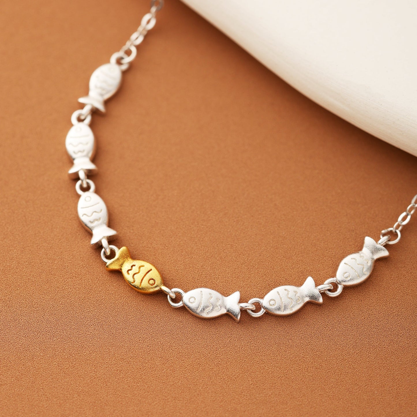 Fischförmiges Armband