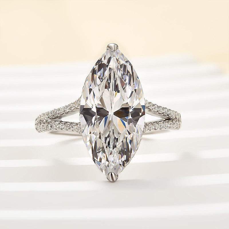 Exquisiter Ring mit geteiltem Schaft und Marquiseschliff