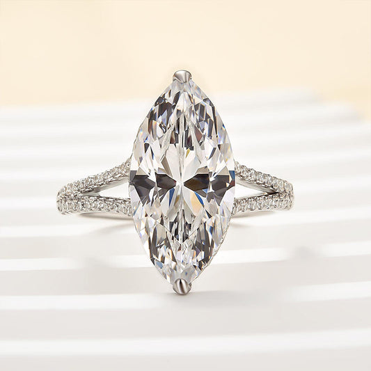 Exquisiter Ring mit geteiltem Schaft und Marquiseschliff