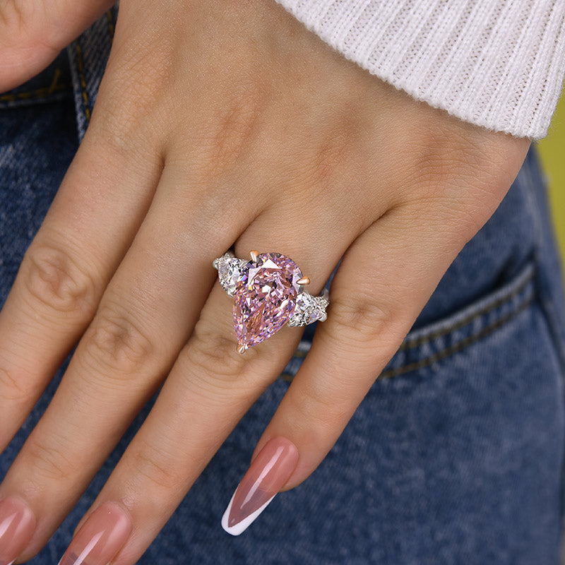 Wunderschöner Verlobungsring mit rosa Saphir im Birnenschliff und drei Steinen