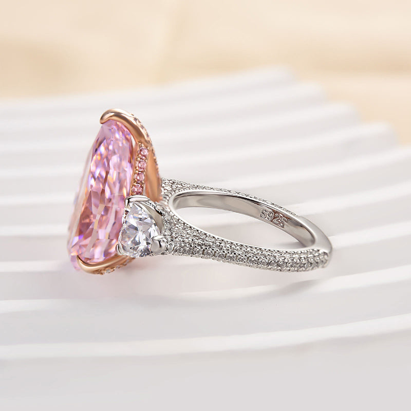 Wunderschöner Verlobungsring mit rosa Saphir im Birnenschliff und drei Steinen