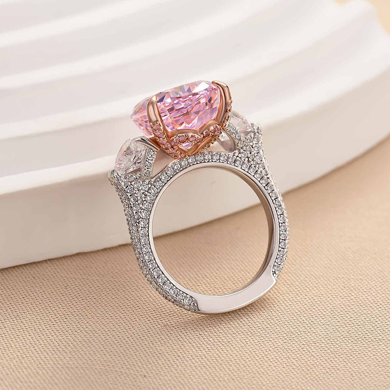 Wunderschöner Verlobungsring mit rosa Saphir im Birnenschliff und drei Steinen