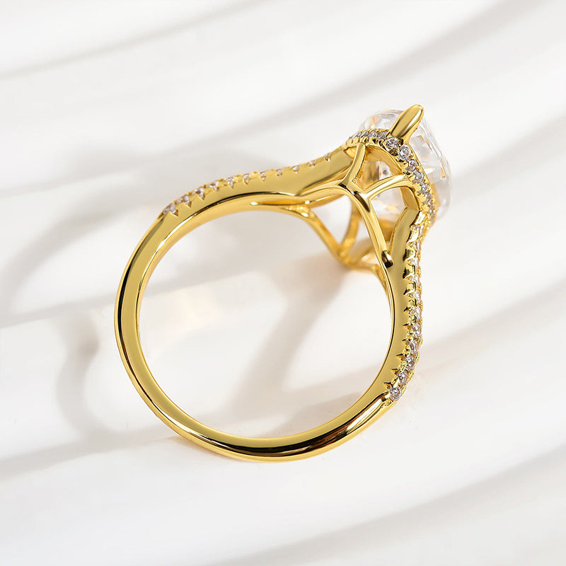 Exquisiter Ring mit geteiltem Schaft und Marquiseschliff