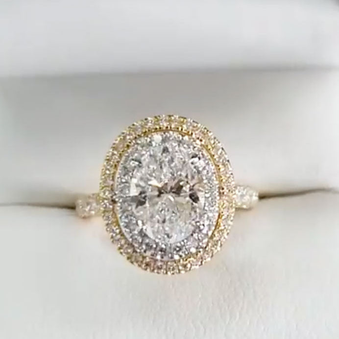 Zweifarbiger Ring mit doppeltem Halo-Ovalschliff
