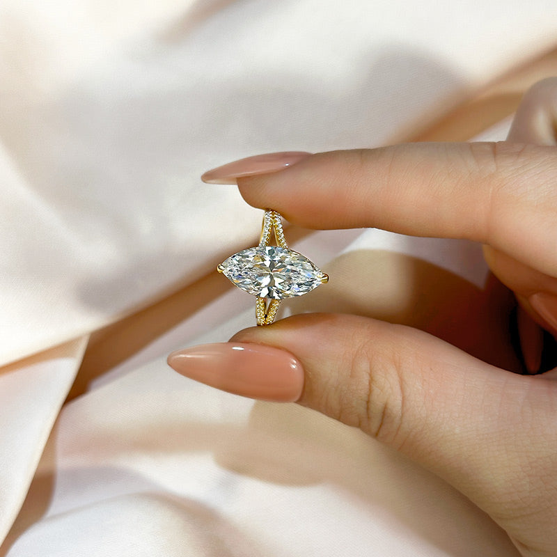 Exquisiter Ring mit geteiltem Schaft und Marquiseschliff