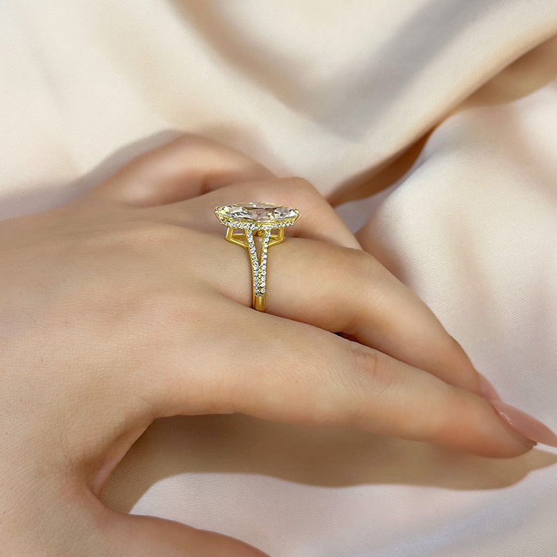Exquisiter Ring mit geteiltem Schaft und Marquiseschliff